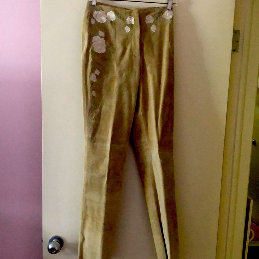 Beige real suede pant with floral appliqué